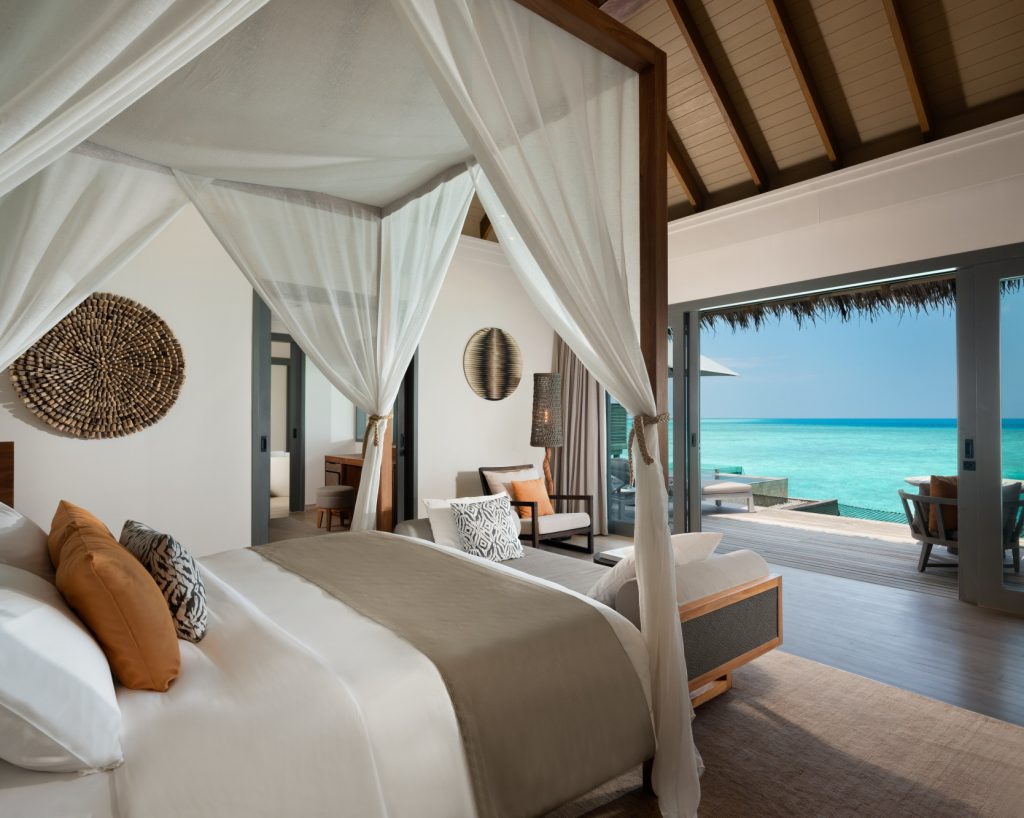 Hotelzimmer One Bedroom Over Water Pool Residence mit Himmelbett, weißen Vorhängen und Meerblick in Vakkaru Maldives