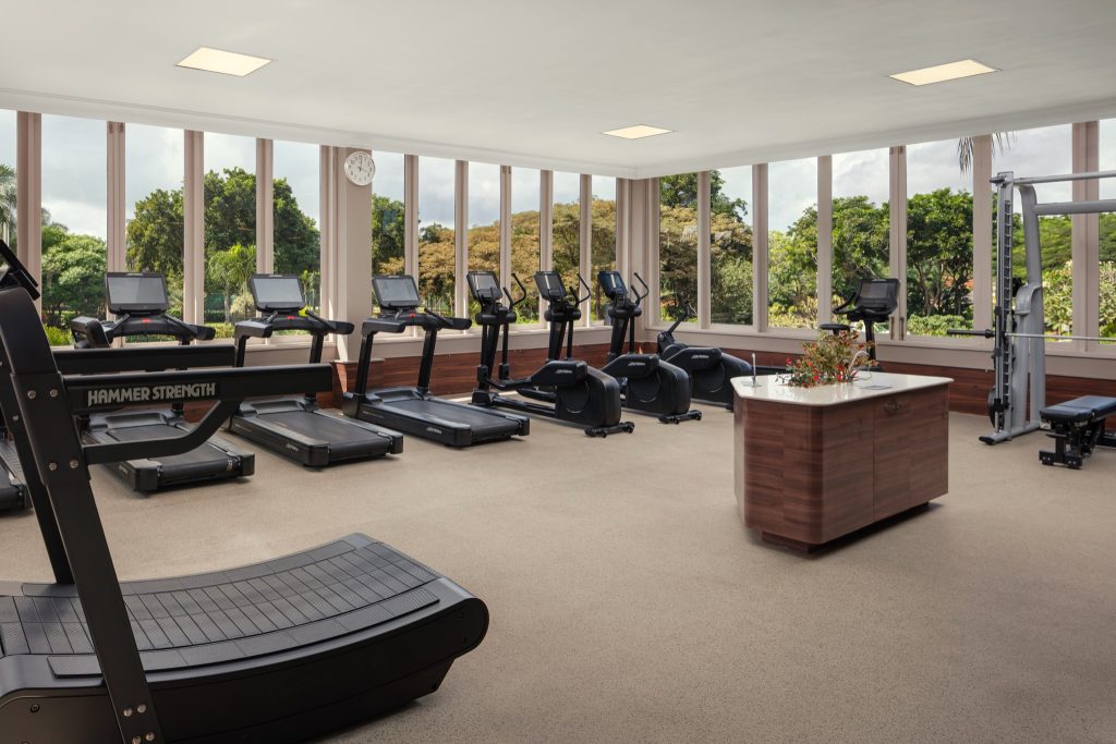 Moderner Fitnessraum im The Westin Turtle Bay Resort & Spa Mauritius mit Laufbändern vor großen Panoramafenstern