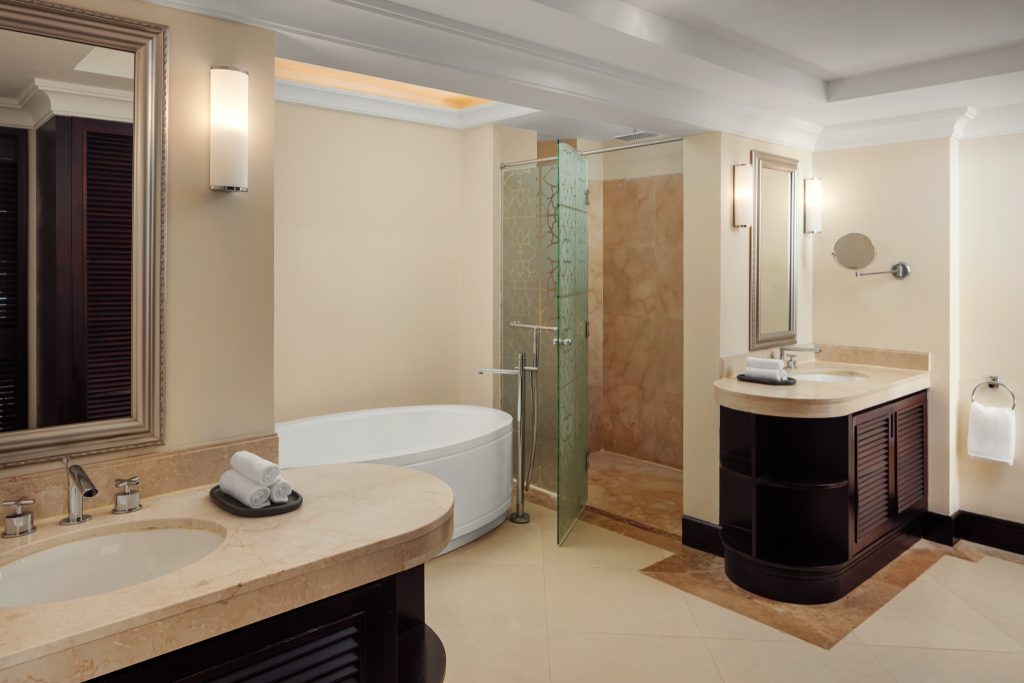 Badezimmer in der Heavenly Family Junior Suite mit freistehender Badewanne, begehbarer Dusche und Marmorwaschtisch