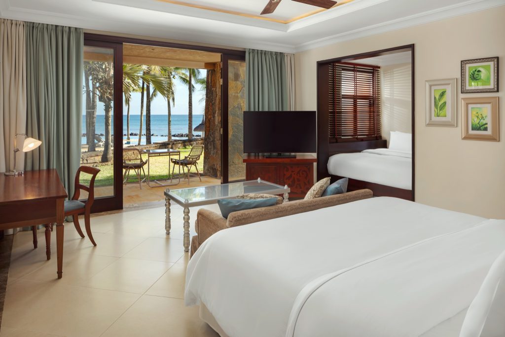 Heavenly Family Junior Suite mit zwei Doppelbetten, Schreibtisch, Terrasse und Meerblick durch große Fenster