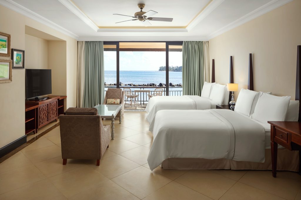 Heavenly Junior Suite mit zwei großen Betten, Meerblick, Terrasse, Fernseher und warmen Cremetönen