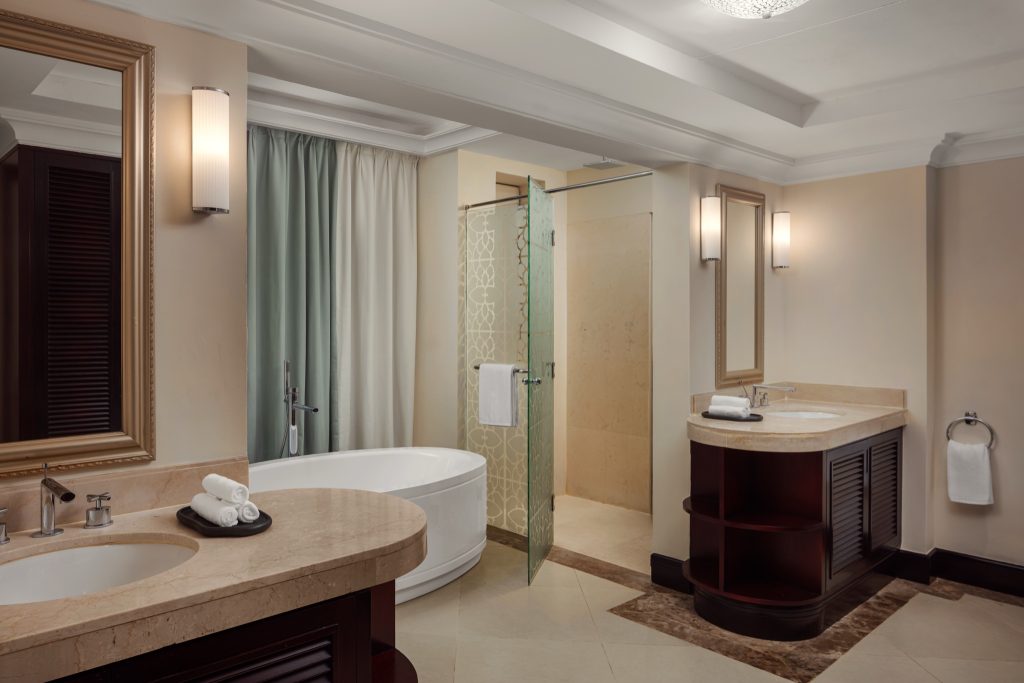 Badezimmer Junior Suite mit freistehender Badewanne, Glasdusche mit floralem Muster und Waschbecken