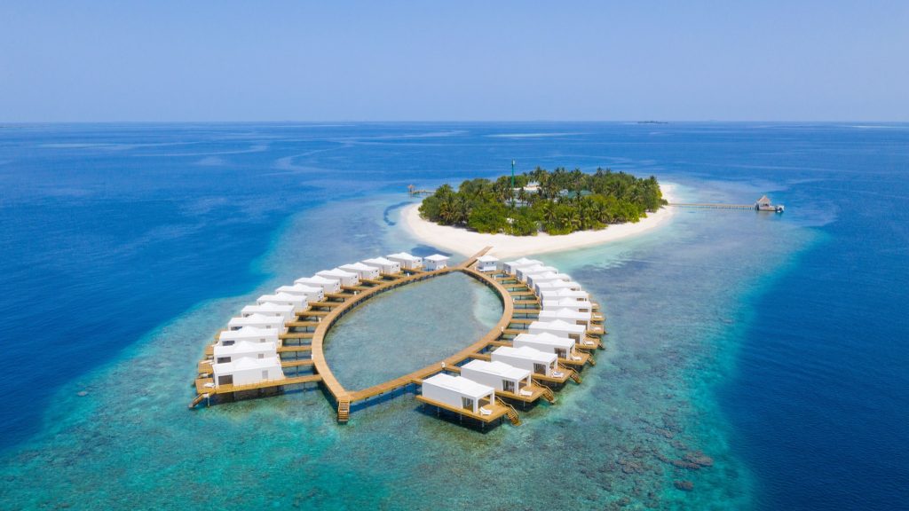 Luftaufnahme von Sandies Bathala Maldives mit weißen Überwasser-Bungalows und Holzstegen über türkisfarbenem Wasser