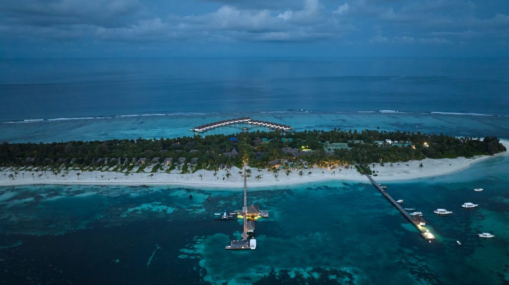 Vogelperspektive auf Six Senses Kanuhura mit Strand, Palmen, Villen, Steg und Booten