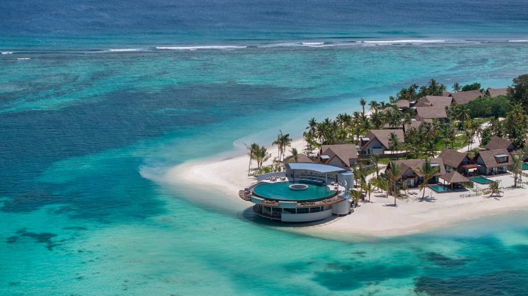 Luftaufnahme des Restaurants The Point im Six Senses Kanuhura mit Strohdächern und rundem Infinity-Pool