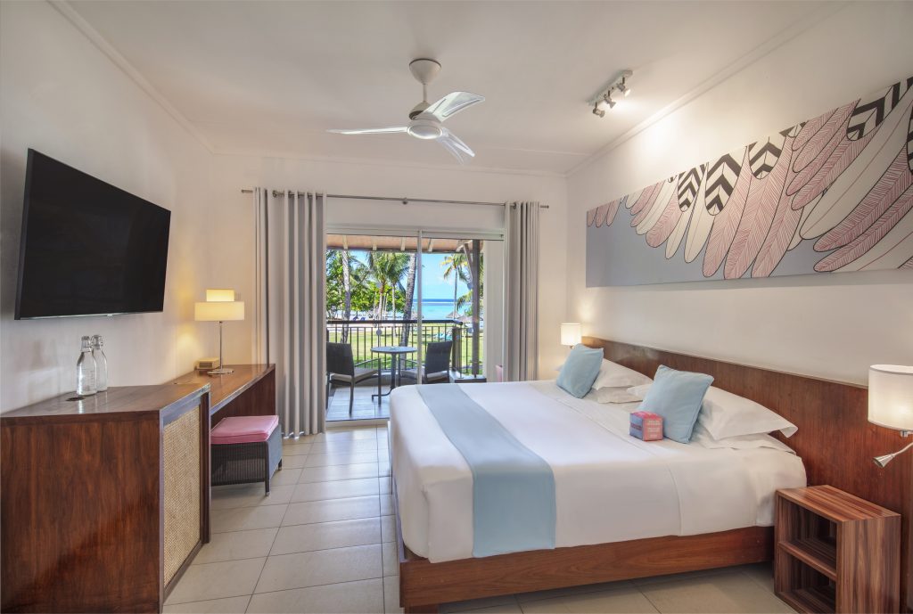 Modernes Ocean Superior Room mit Doppelbett, Balkon, Meerblick und Palmen in Tamassa Bel Ombre Mauritius