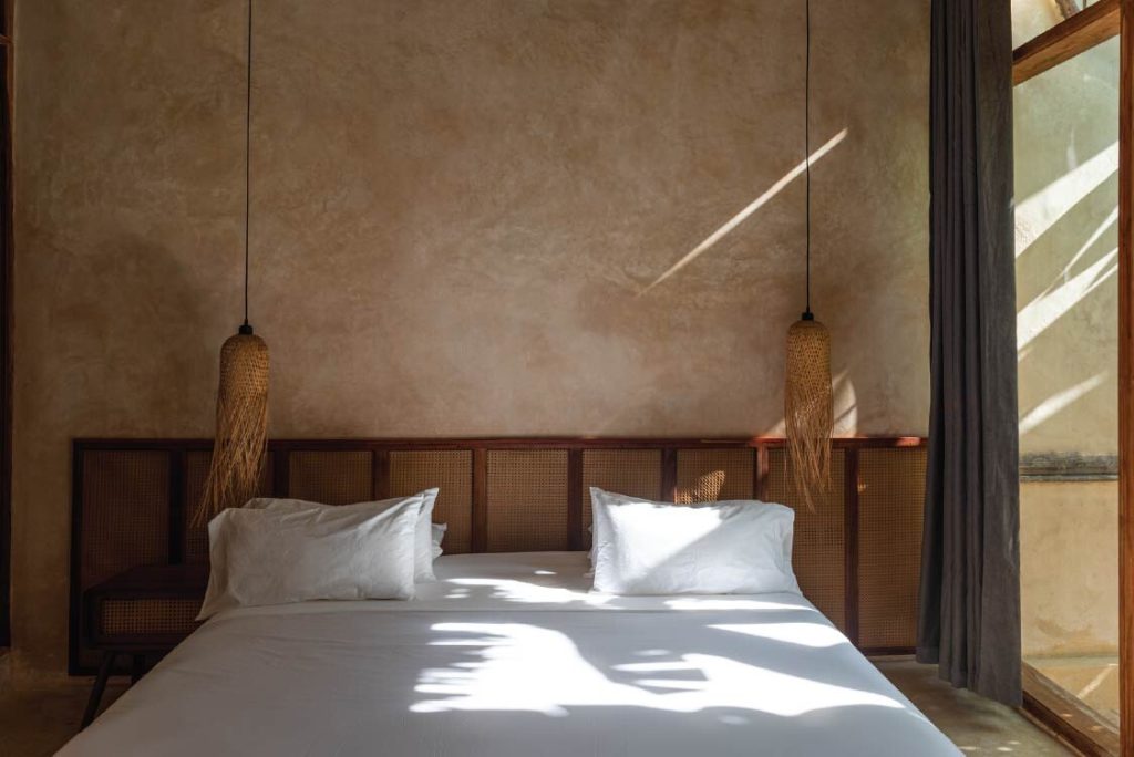Hotelzimmer Be Zanzibar Stone Town Double mit großem Bett, weißer Bettwäsche und geflochtenem Holz-Kopfteil