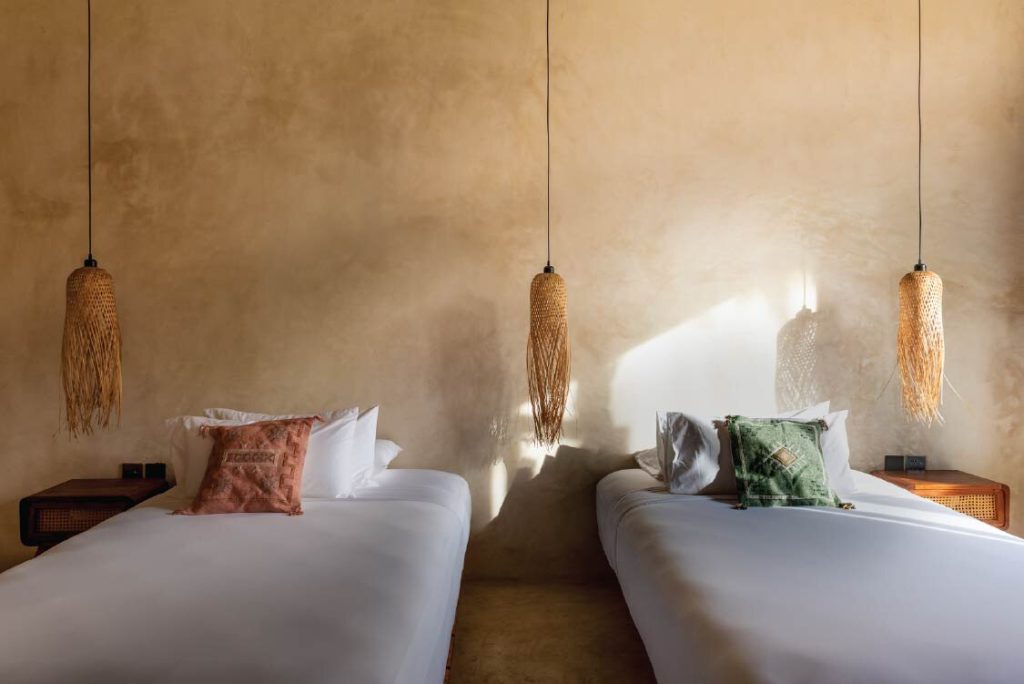 Hotelzimmer Be Zanzibar Stone Town Twin mit zwei Einzelbetten, geflochtenen Lampen und beiger Wand