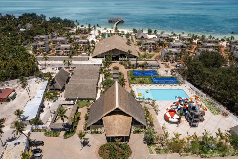 Vogelperspektive auf JAZ Elite Aurora Resort mit Hauptgebäude, Tennisplätzen, Pool und Wasserpark in Sansibar