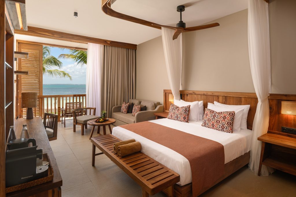 Deluxe Ocean Front Zimmer im JAZ Elite Aurora mit Holzbett, Balkon, Meerblick und Holzmöbeln