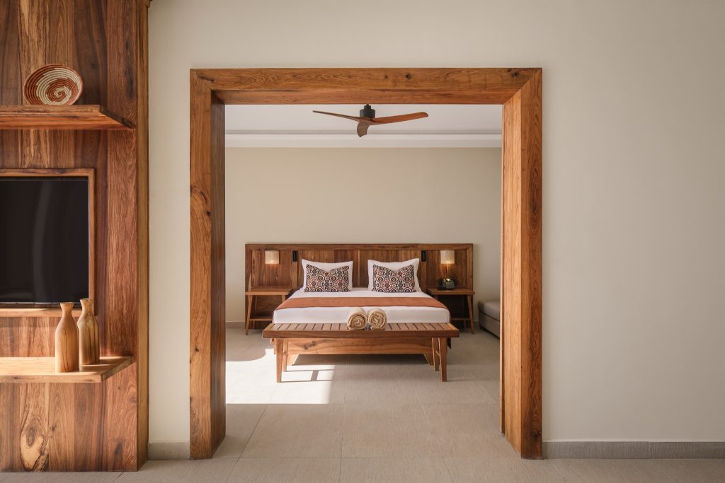 Executive Suite Ocean View Zimmer mit Doppelbett, Holzrahmen, Nachttischen und Tageslicht in JAZ Elite Aurora
