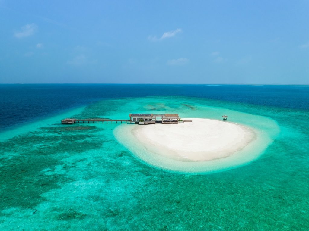 Kleines Restaurant The Shack auf einer privaten Sandbank mit langem Steg umgeben von türkisblauem Meer auf den