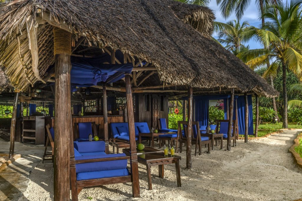 Freiluft-Bar Dhow Bar mit Strohdach, blauen Polstern und tropischen Pflanzen im Breezes Beach Club And Spa