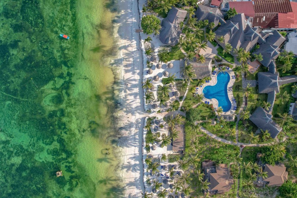 Vogelperspektive des Breezes Beach Club And Spa mit Sandstrand, Palmen, blauem Pool und Hotelgebäuden