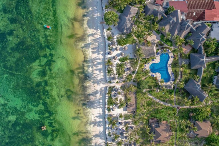 Vogelperspektive des Breezes Beach Club And Spa mit Sandstrand, Palmen, blauem Pool und Hotelgebäuden