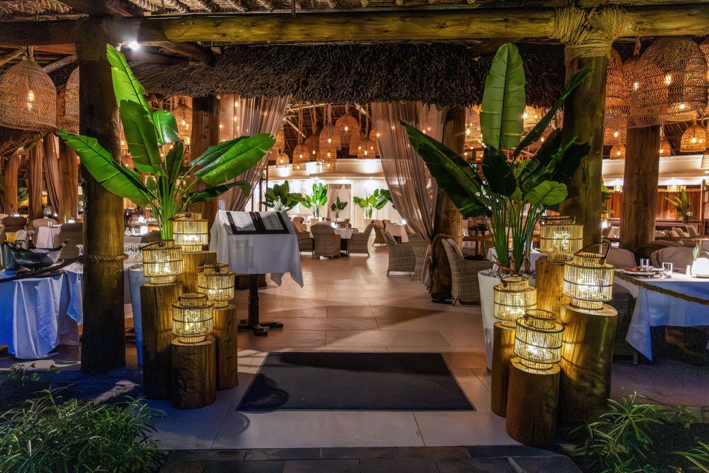Offener Restaurantbereich Salama im Breezes Beach Club And Spa mit Holzbalken, großen Pflanzen