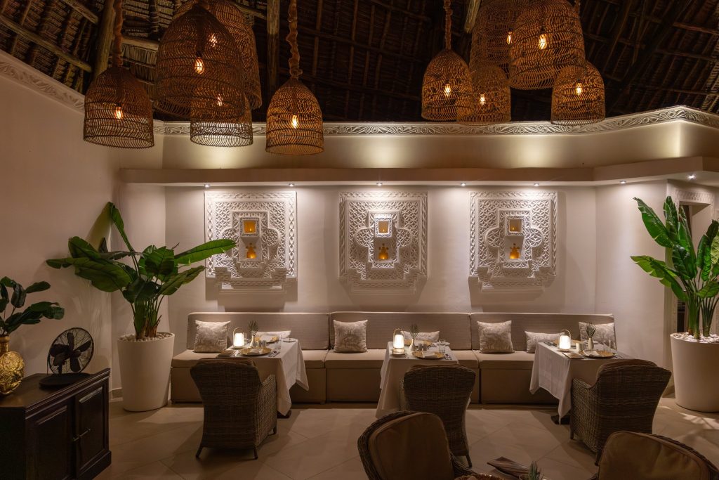 Essbereich im Breezes Beach Club And Spa Restaurant Salama mit weißen Tischdecken, Rattan-Stühlen und geflochtenen Lampen