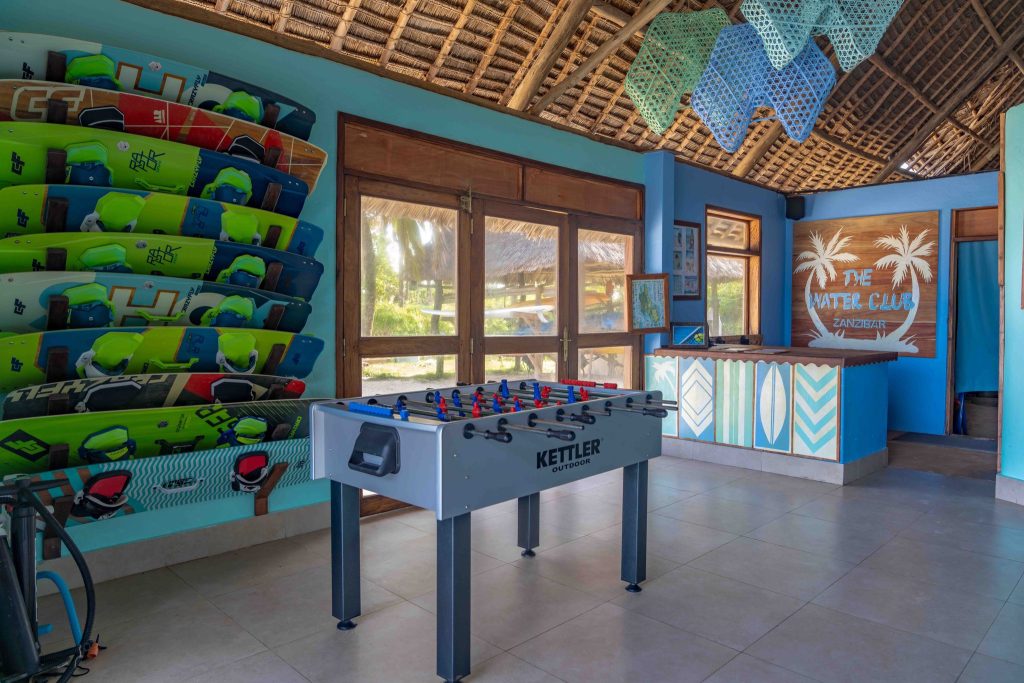 Innenraum des Water Club im Breezes Beach Club And Spa mit Surfboards, Tischkicker und tropischer Aussicht