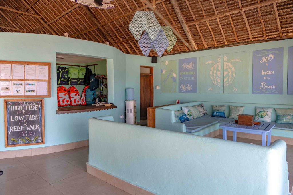 Heller Innenraum im Breezes Beach Club And Spa Sport Water Club mit blauen Wänden, Sitzbank und Gezeiteninformationen