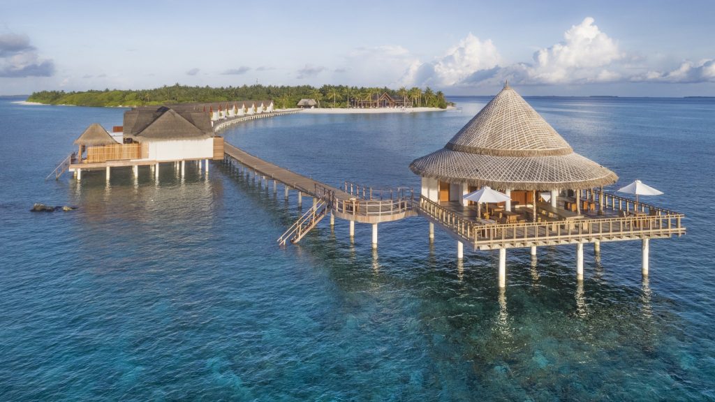 Überwasseranlage mit Holzstegen und Strohdach-Bungalows des Restaurants Amigos auf den