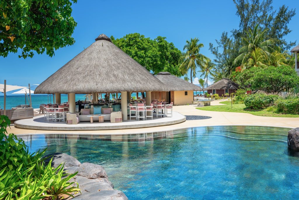 Restaurant Coquillages im Hilton Mauritius Resort & Spa mit Strohdach, Bar und klarem Pool umgeben von Palmen