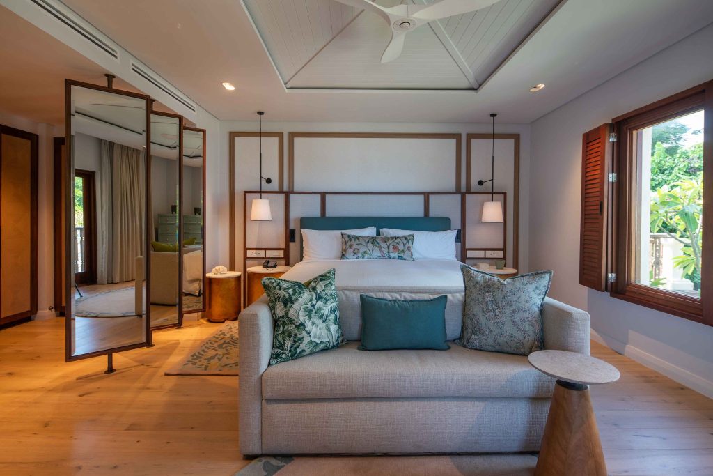 Zimmer der Presidential Suite mit King-Size-Bett, Sofa und hängenden Lampen im Hilton Mauritius Resort & Spa