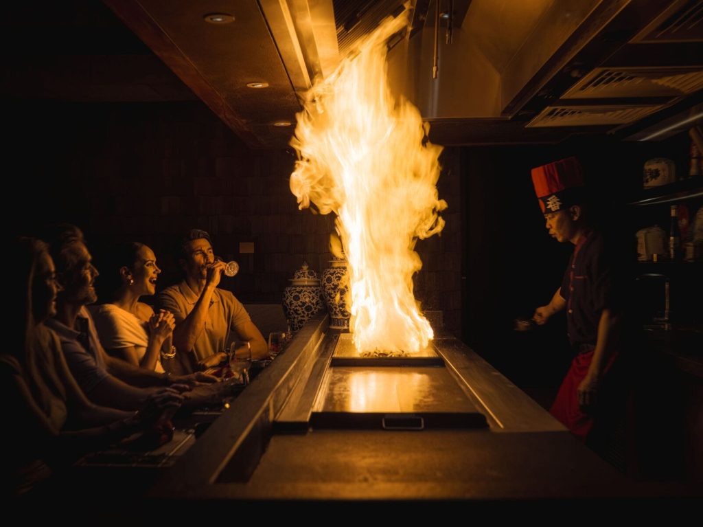 Koch am Teppanyaki-Grill im InterContinental Maldives Maamunagau Resort Restaurant vor