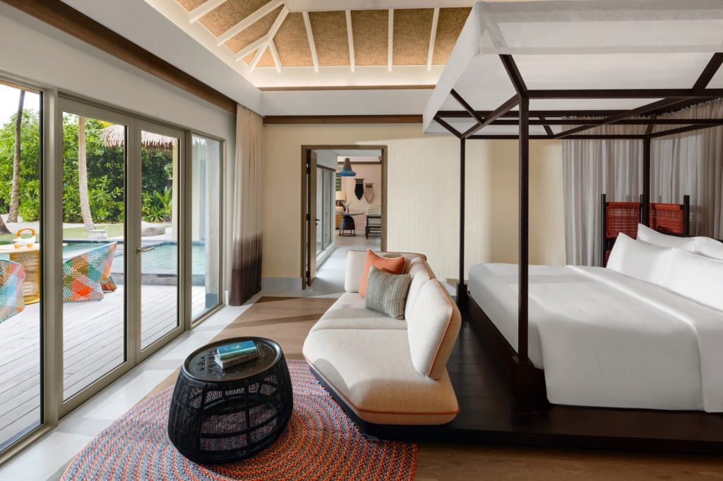 Modernes 2-bedroom-family-beach-pool-villa Zimmer mit Himmelbett, Sofa, Terrasse und Poolblick im InterContinental Maldives.