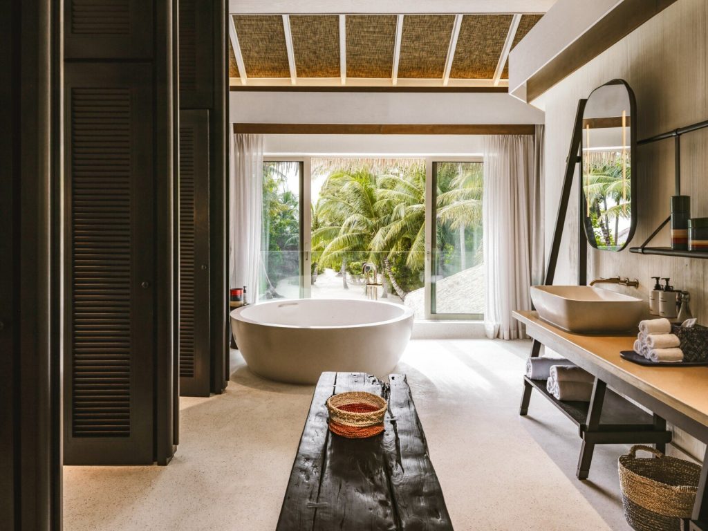 Badezimmer der Three Bedroom Royal Beachfront Residence mit freistehendem ovalem Badezuber