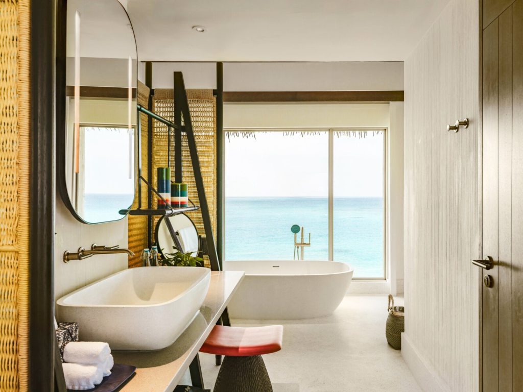 Modernes Badezimmer mit freistehender Badewanne vor Fenster mit Meerblick im InterContinental Maldives Maamunagau Resort