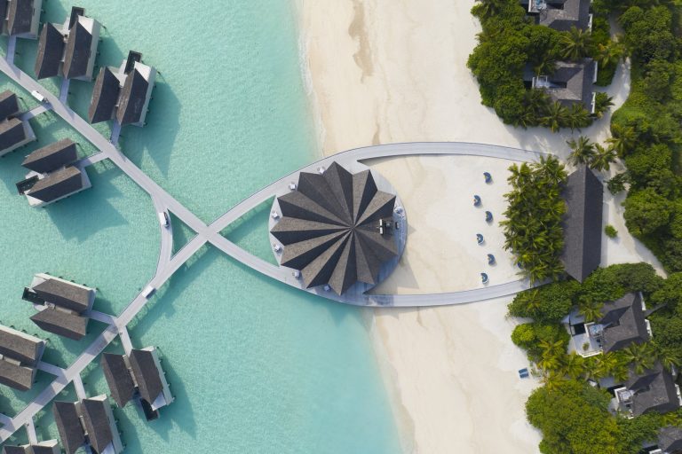 Luftbild des Bodumas Restaurants im Kuredhivaru Resort and Spa Maldives mit Wasserbungalows und fächerförmigem Dach