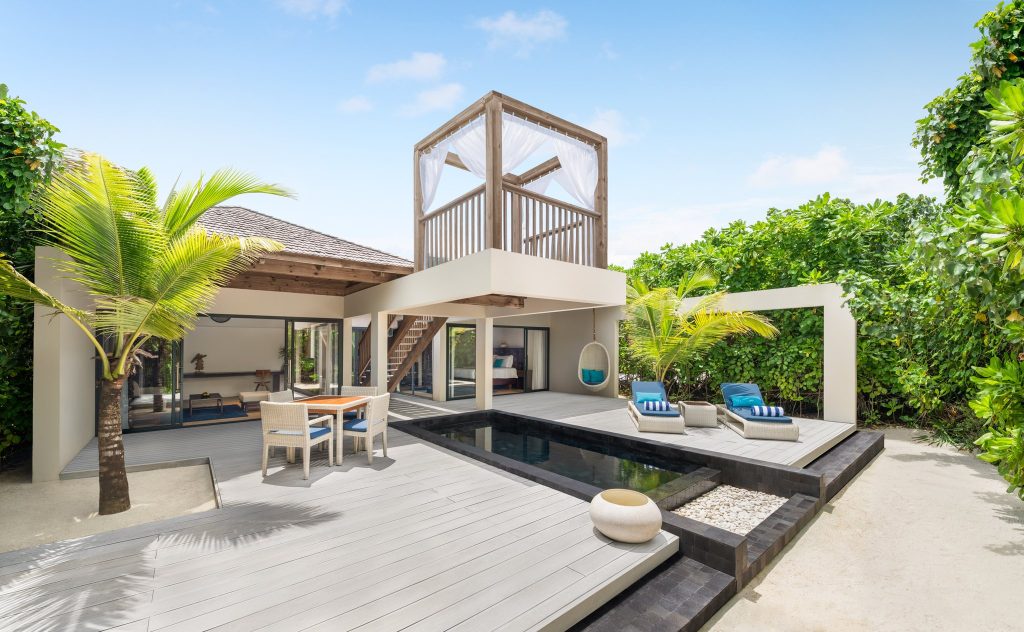 Terrasse der Beach Pool Villa Deluxe im Kuredhivaru Resort and Spa Maldives mit Holzdeck, Korbsesseln und kleinem Pool