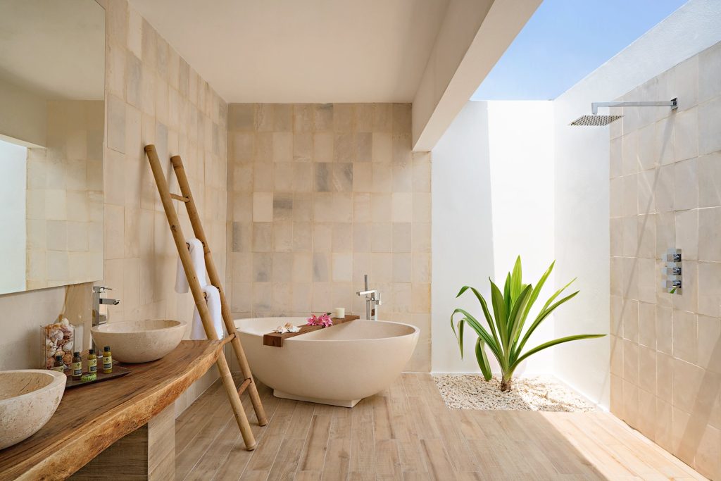 Modernes Badezimmer in der Deluxe Beach Pool Villa mit freistehender Badewanne, Holzarbeitsplatte