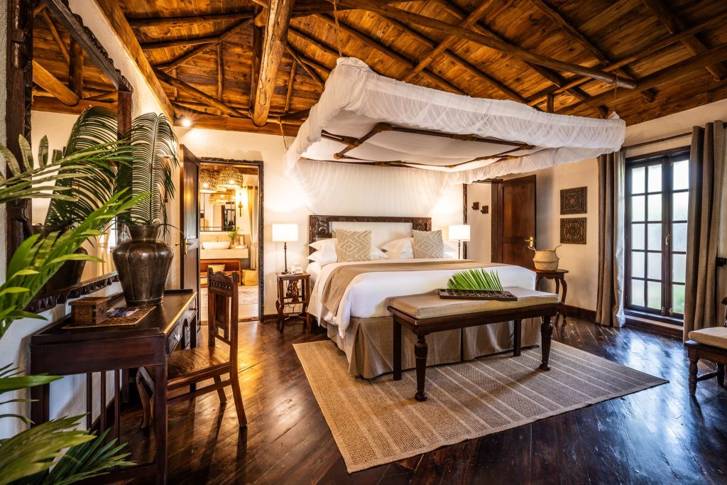 Hotelzimmer der Private Villa im The Palms Zanzibar mit Holzdecke, Baldachinbett und natürlichem Licht