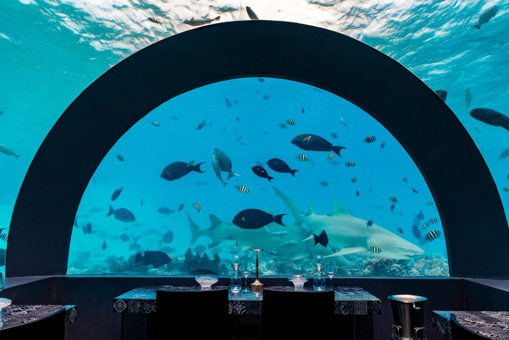 Unterwasserrestaurant H2O im You & Me Maldives mit Panoramafenster und gedeckten Tischen