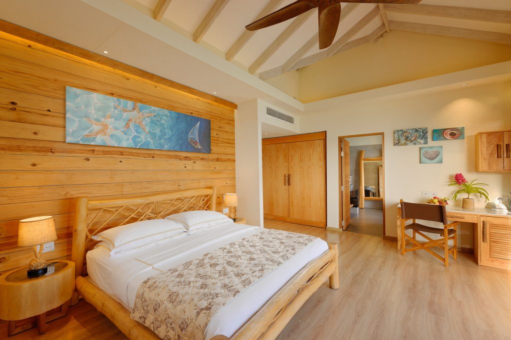 Hotelzimmer Aqua Suite You & Me Maldives mit großem Bett, Holzwänden, Holzboden und Schreibtisch