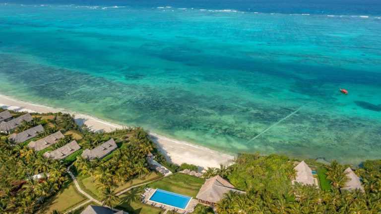 Luftaufnahme des Zawadi Hotels auf Sansibar mit Pool, Strohdachgebäuden, Palmen und weißem Sandstrand
