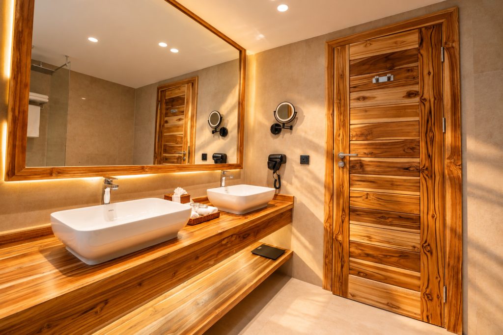 Badezimmer im Superior Garden View Room mit zwei weißen Keramikwaschbecken und großem Spiegel