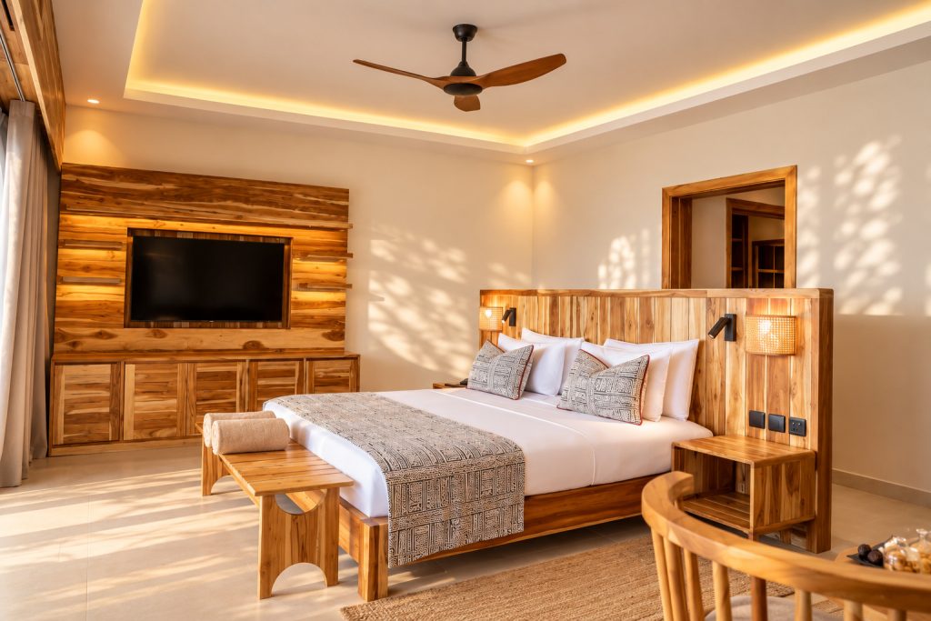 Superior Garden View Room im JAZ Elite Adonia mit großem Doppelbett aus Holz, Schreibtisch und Tageslichtfenstern